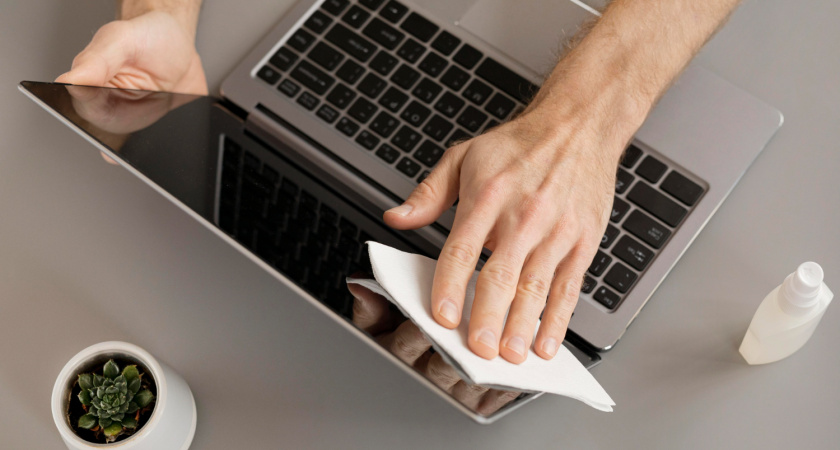 Почему нельзя протирать монитор влажными салфетками: 3 средства, которые убивают экран ноутбука — а вы их используете