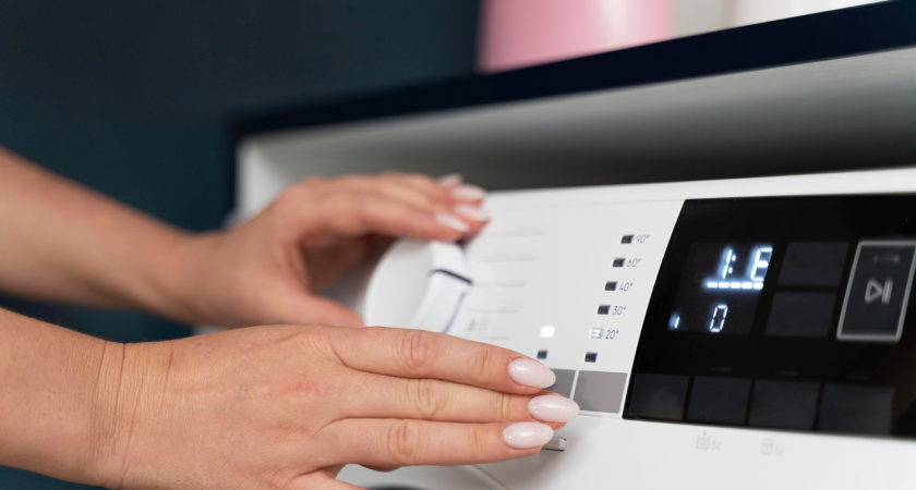 Почему я больше не стираю на «Эко»: эти 5 режимов в стиральной машине бесполезны и даже вредны для вашей одежды