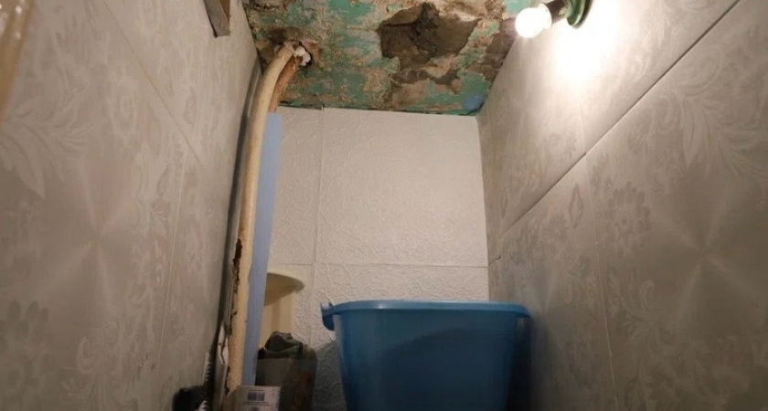 «Сломали новый унитаз и забили слив»: чиновники обвинили курганцев в разгроме аварийного дома