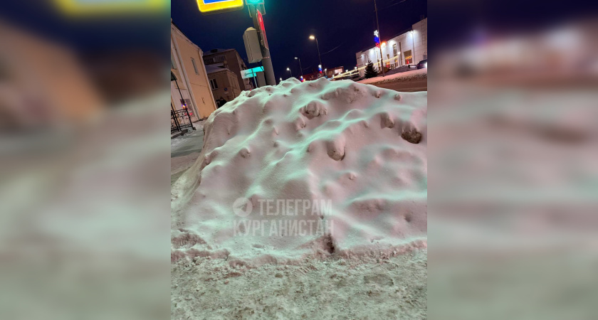 В Кургане коммунальщики устроили горожанам «зимний квест» у пешеходных светофоров