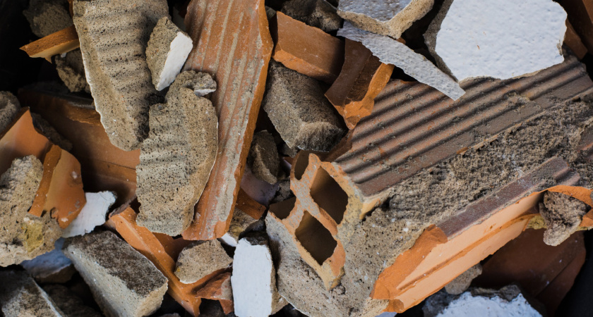 Стройка без единого мешка мусора: 3 моих правила, как заставить строительные «отходы» работать на участке