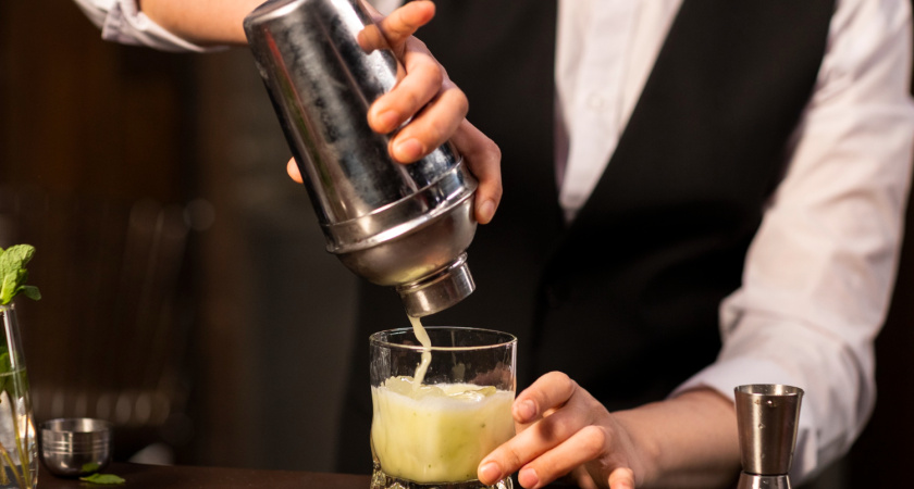 Задачка от физика-бармена про два стакана: тест, который проваливает каждый второй — а вы справитесь?