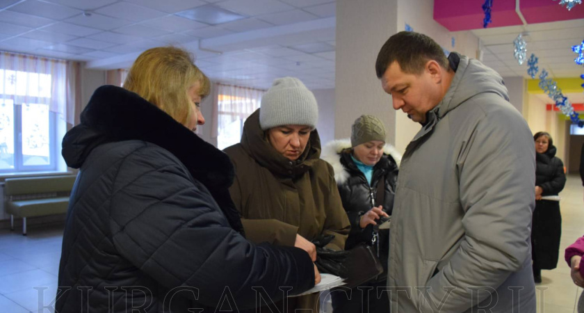 Мэр Кургана проверил ход ремонта школ и благоустройства города