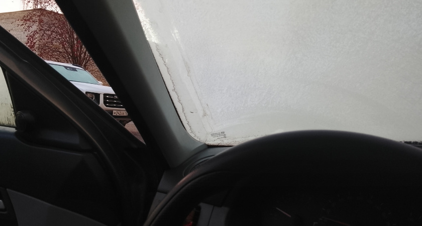 Всего за 1 минуту убираю лед с лобового стекла: без скребка и щетки: один простой, но важный совет