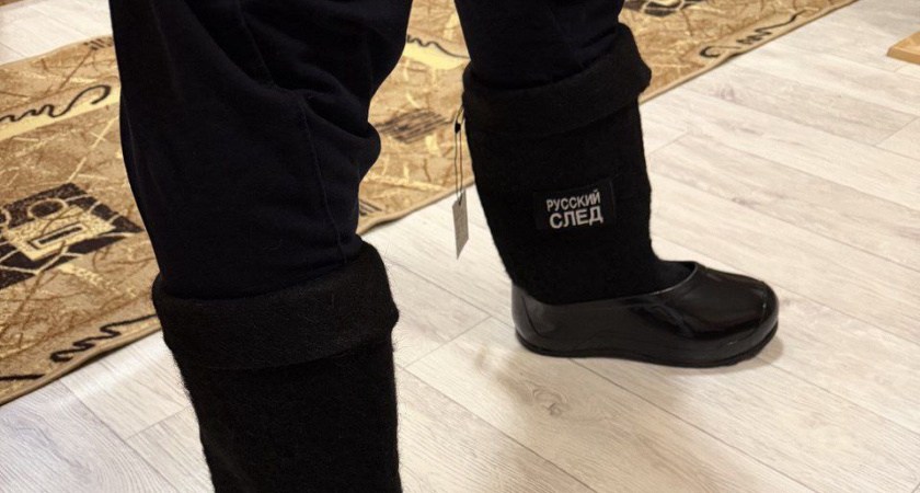 "Губернаторские валенки": Вадим Шумков подарил необычную обувь своему другу