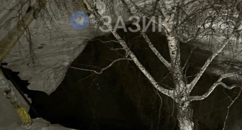 Второй прокол за неделю: в Заозерном районе Кургана у жилого дома образовалась огромная зловонная лужа