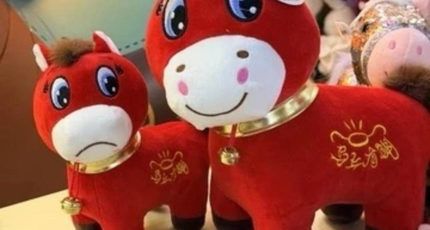 Затмила Лабубу: курганцы массово скупают лошадку с перевернутой улыбкой