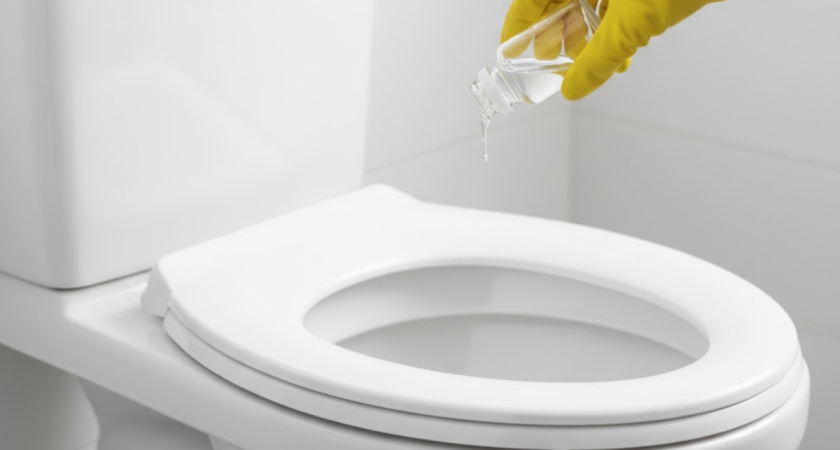 Жаль, не знала этот способ раньше: всего 2 ложки копеечного раствора из аптечки — и унитаз со смесителями сияют как новые