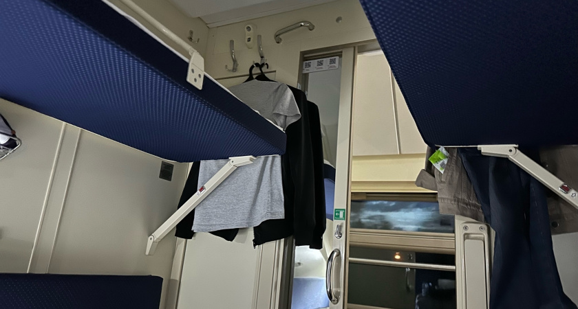 Берем с женой в купе верхнюю и нижнюю полки, но по диагонали: в чем секрет - забыли про самую большую неприятность поездок на поезде