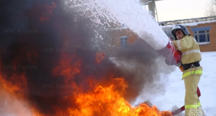 В Кургане пожарные локализовали крупное возгорание на складе