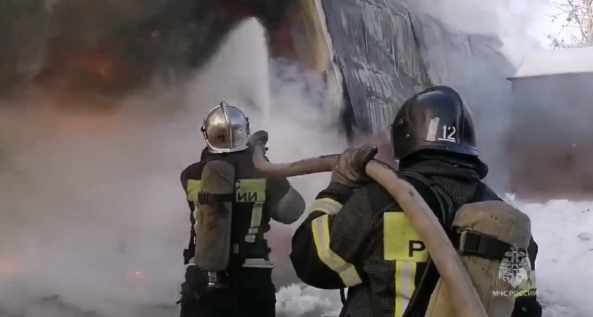МЧС: 45 огнеборцев тушили пожар в промзоне Кургана 