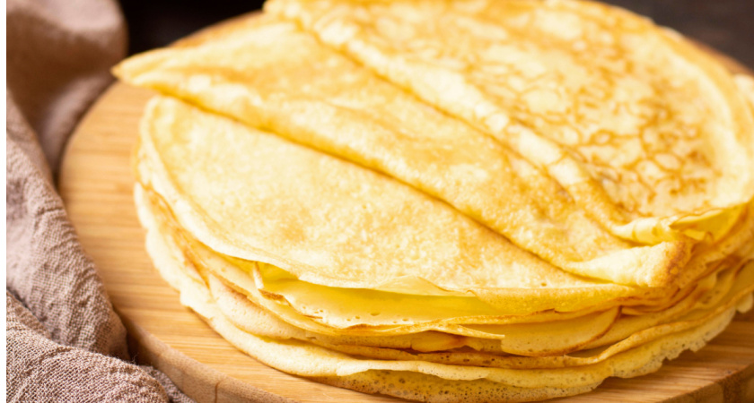 Самые тонкие блины «Три стакана»: пеку всю Масленицу и не надоедает — делюсь рецептом теста и необычной начинкой из бананов