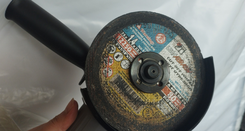 Разъярённый курганец пытался распилить дверь в подъезд с помощью болгарки, чтобы попасть внутрь