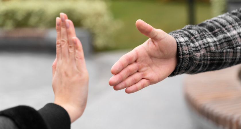 Не помогайте людям, пока не прочтёте эти слова Толстого: простая фраза спасёт от манипуляций и упрёков близких