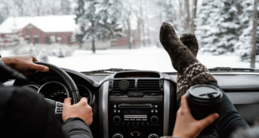 Перестаньте сушить коврики: вместо этого положите в салон эти две копеечные вещи — и забудьте о сырости зимой