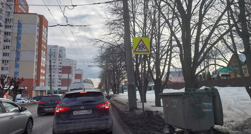 В Кургане хотят запретить парковку у мусорных баков