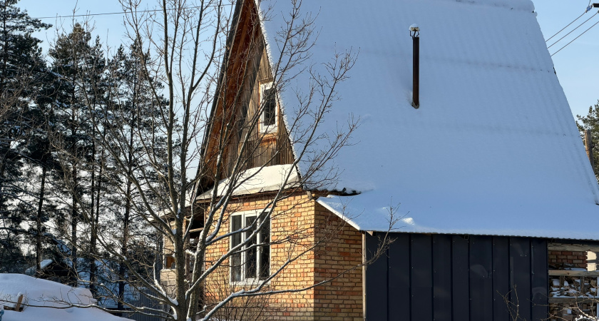 Год назад подглядел, как старый сосед избавляется от трещин в стенах: хитрый трюк с дешевым средством - на даче больше не сквозит