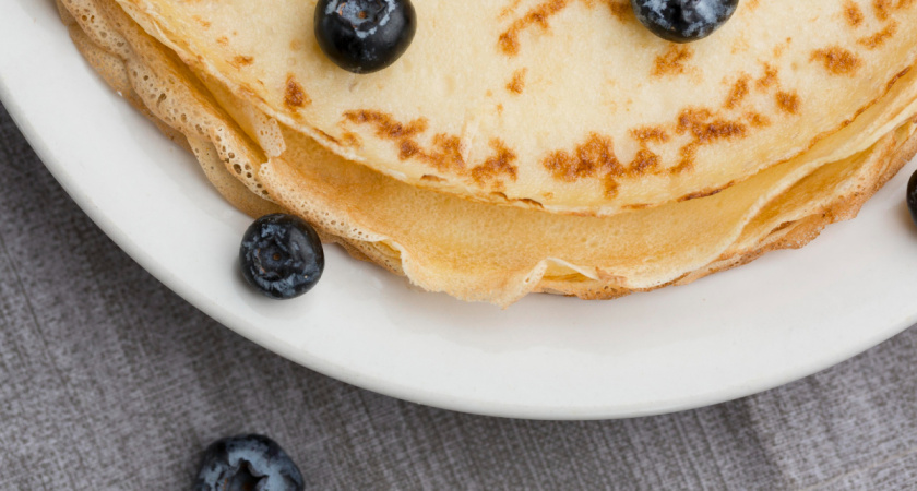 Перестала класть яйца в блинное тесто и удивилась результату: блины без яиц стали нежнее и не рвутся — делюсь рецептом эластичного теста