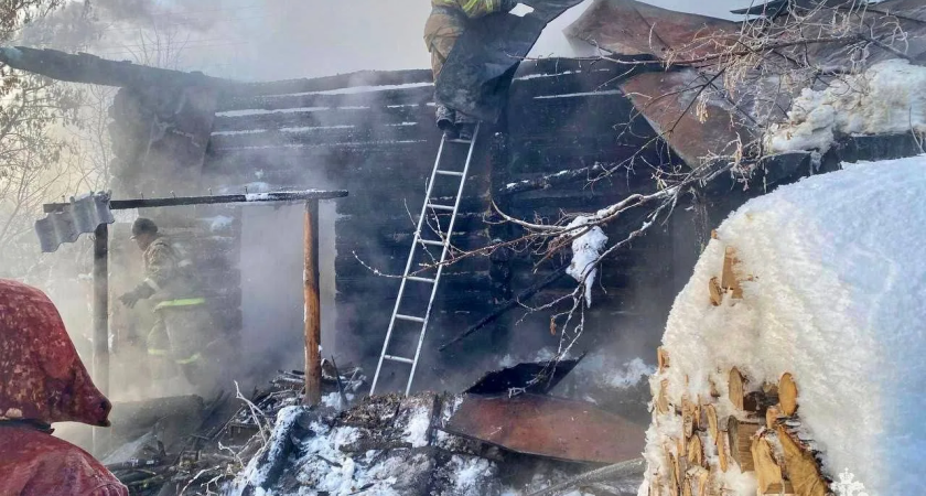 Два жилых дома и склад: в Зауралье за день потушили шесть возгораний