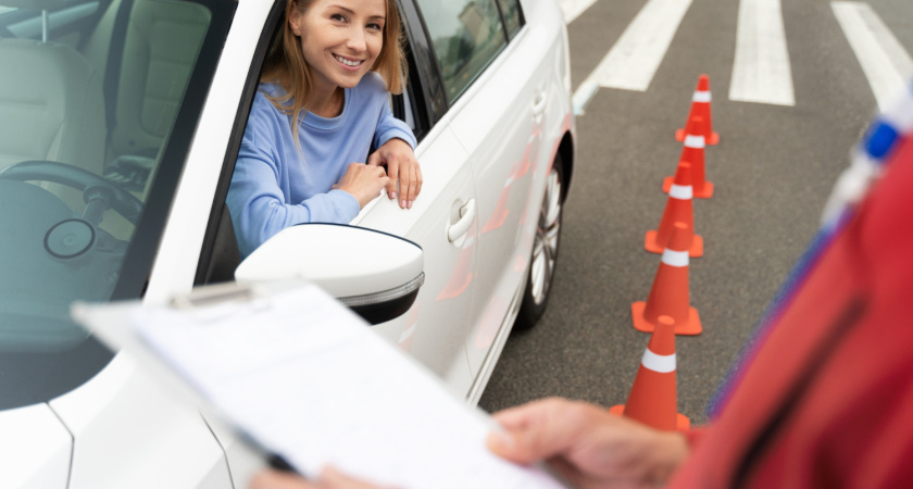 С этим билетом ПДД не могут справиться даже опытные водители: разбираем ловушку с «нелогичным» знаком, которая может стоить прав
