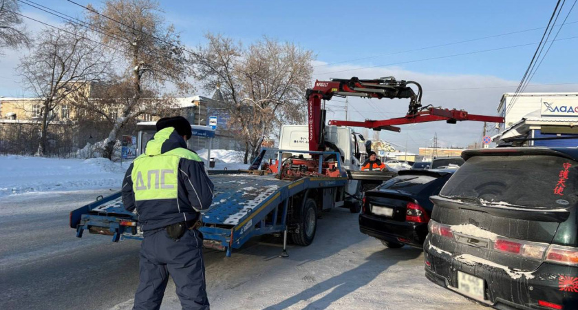 «Подснежники» и нарушители: в Кургане эвакуируют машины, мешающие уборке и сужающие дороги