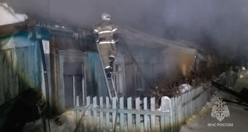 Два человека погибли при пожаре в жилом доме в Шумихе