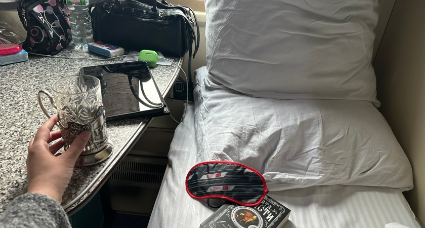 Борьба за нижние полки в поезде не прекращается: мамочки придумали новый хитрый способ - что они делают