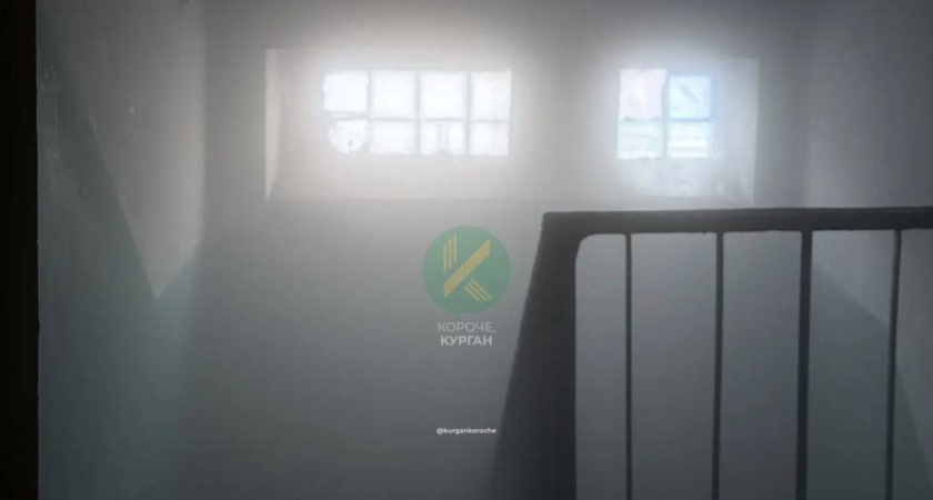 "Коммунальная катастрофа в Кулацком": из-за прорыва трубы в одном из домов всё заволокло паром. Видимость внутри нулевая