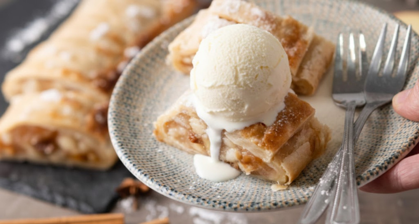 Заворачиваю яблоки в лаваш — и в духовку: через 30 минут на столе штрудель как из венской пекарни