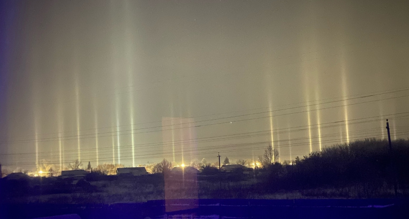 Световые столбы заметили в Кургане вчера ночью: горожан поразило удивительное погодное явление