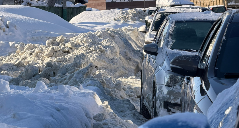 Мэрия «курганской Рублевки» выплатит более 300 тысяч рублей таксисту, чья машина пострадала на дороге из-за  снежного наката
