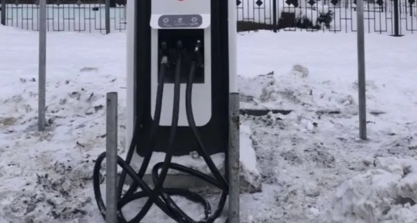 "Не работают?": курганцы жалуются на новые зарядные станции для электромобилей 