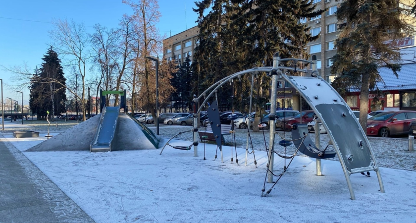 В центре Кургана разметили новую детскую площадку и мини-рынок