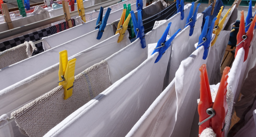 Стирать в машинке пожелтевшие вещи больше не модно: 2 простых средства в воду - и одежда белая, как первый снег 