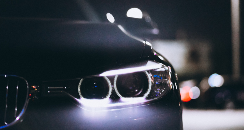 Почему фары светят тускло и как это исправить? Реальную причину мало кто знает — дело не в лампочках или мутных стеклах