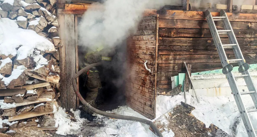 Четыре пожара за сутки в Зауралье: горели дом, баня и автомобиль