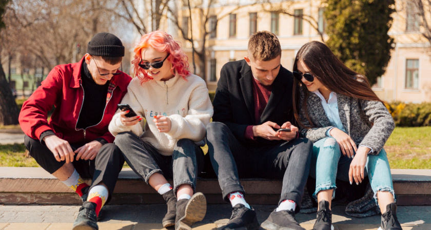 Вас учили не тому: дерзкий выпад зумеров в адрес 50-летних взорвал сеть и разделил людей на два лагеря