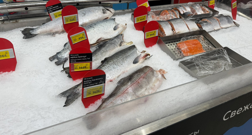 Купила дорогую форель к празднику: дома стала солить и обомлела - вот что увидела в брюшке