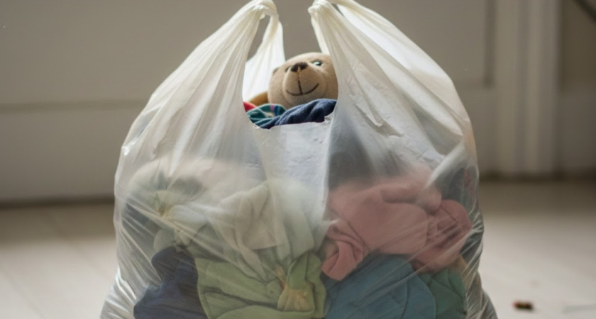 «Забирай, выросли мы»: открыла пакет от соседки и обомлела — вот почему больше не отдаю вещи нуждающимся