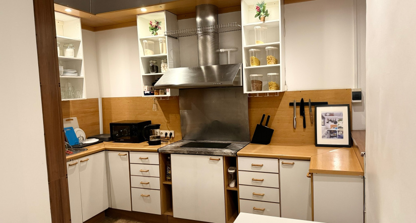 Шкафы не до полотка больше не в тренде: какие кухонные тренды уходят в прошлое и какие идут на смену