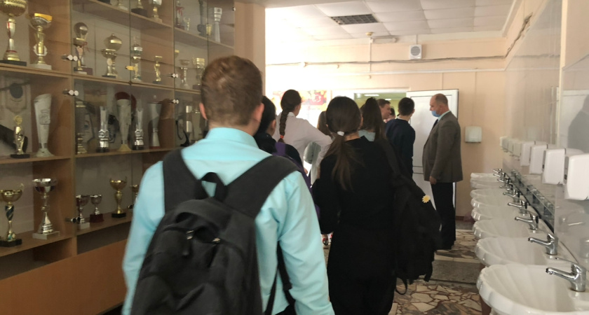 «Циркули, ножницы, баллончики, ножи – под строгим запретом»: в курганской школе будут досматривать учеников перед уроками