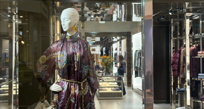 Две книги, один диалог сквозь века: в Санкт-Петербурге прошел модный показ дочери курганского художника Андрея Ванькова