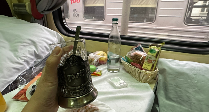 Сколько можно терпеть этот "запах бедности" в поездах: пассажиры требуют ввести запретить есть "вонючую" еду в поезде