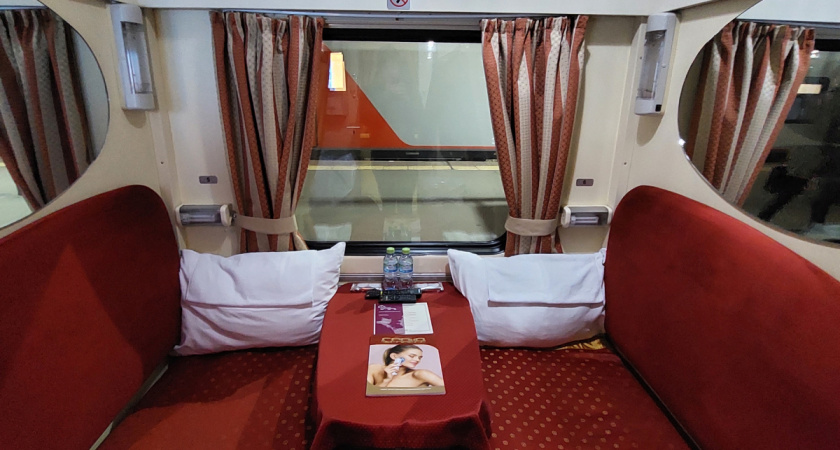 «Хочешь ехать — плати»: купил билет в СВ, вдруг заходит пара из плацкарта и просит поменяться. Откуда у людей такая наглость?