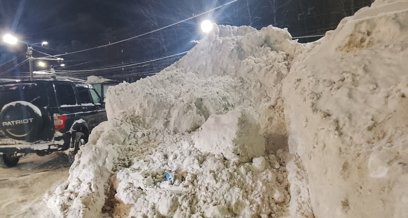 "Ни разу за зиму не чистили!": курганцы жалуются на снежные завалы возле одного из ЖК