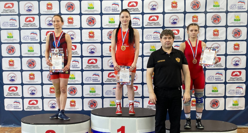 Спортсменки из Кургана завоевали золото на чемпионате УрФО по вольной борьбе