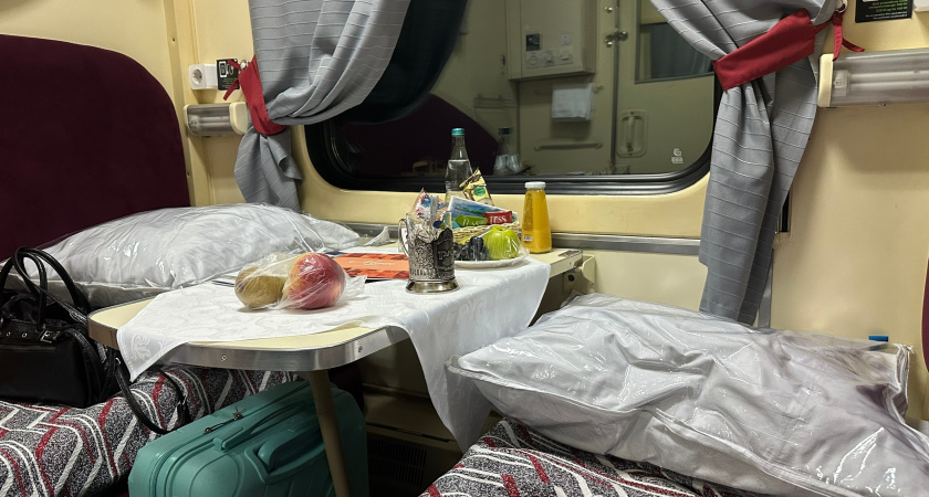 Подвинулась, уступила место у столика соседу с верхней полки, но ему надо, чтобы я встала и ушла: говорит такие правила