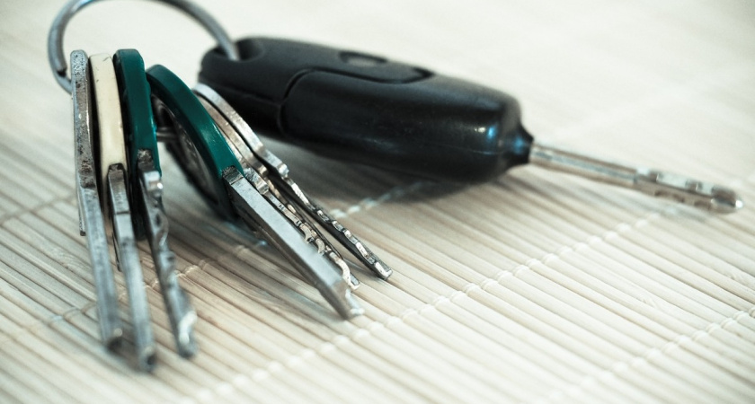 Такое вы точно не знали: скрытые функции автомобильного брелока - выручат в трудную минуту на дороге