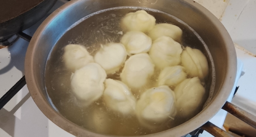 При варке пельменей всегда бухаю стакан ледяной воды в кастрюлю: вкус объедение и весь сок - внутри: физика против кухонных суеверий