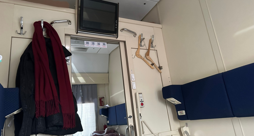 Всегда беру верхнюю боковую полку у туалета и еду по-царски: хитрые пассажиры подсказали секрет - вот почему это место лучшее 